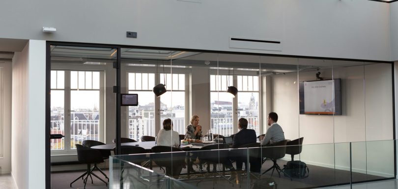 Photo représentant une réunion d’équipe projet dans le cadre d’une adoption DevOps, illustrant l’amélioration continue, l’automatisation et l’agilité au service de la transformation numérique et digitale.